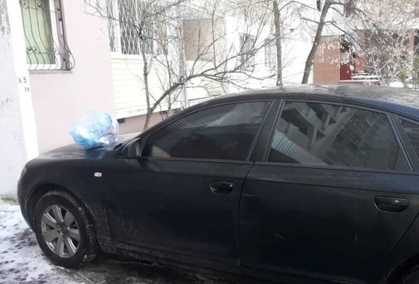 В Киеве местные жители расправились с автохамом и оставили мусор на капоте его машины (ФОТО)